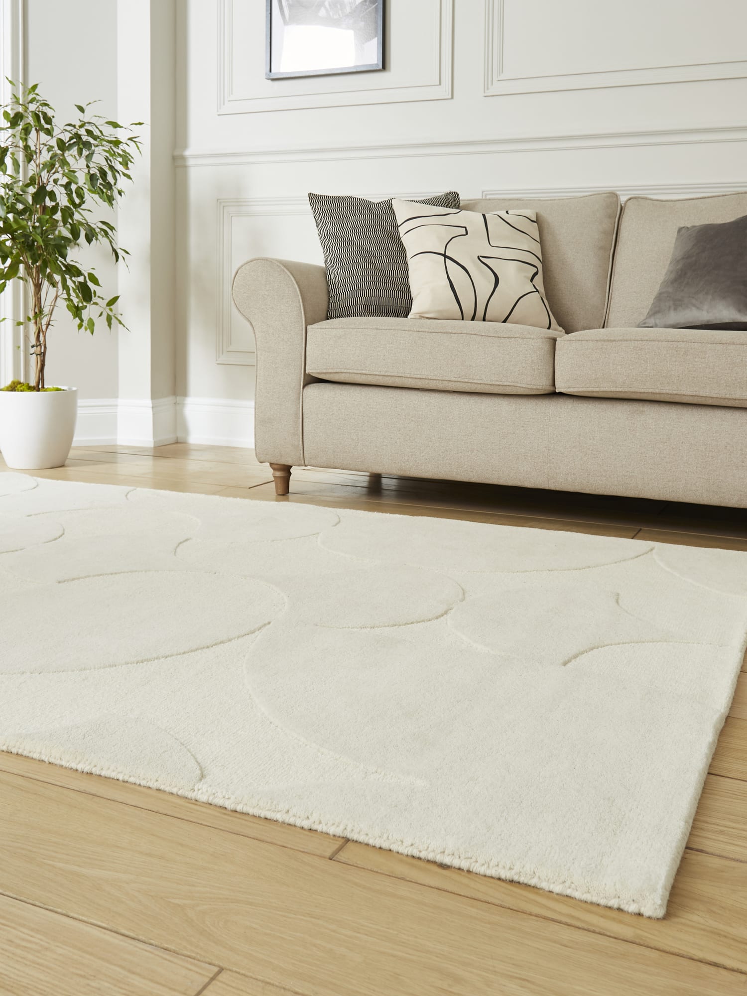 Hudson Bay Interlocking Circles rectangular rug in ivory, at a low angle showing the tonal curved shapes.